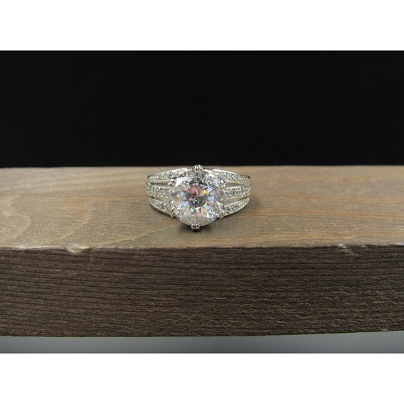 Size 7 Sterling Silver Gorgeous Round Cubic Zirconia With Accents Band Ring - Picture 1 of 10